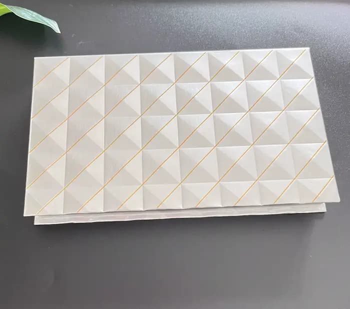 Palette à paupières magnétique vide à 2 couches avec miroir, design argenté avec accents dorés en re