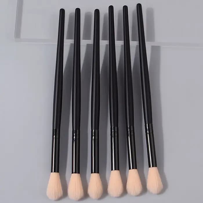 Ensemble de pinceaux de maquillage couleur champagne : pinceau surligneur flamme, pinceau fard à pau