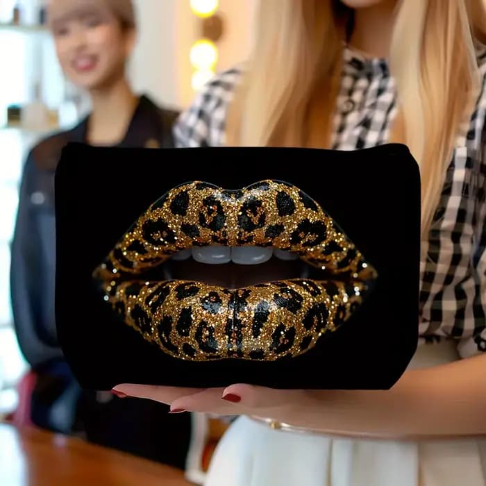 Un sac de maquillage imprimé léopard dominant – une jolie pochette multifonctionnelle à fermeture éc