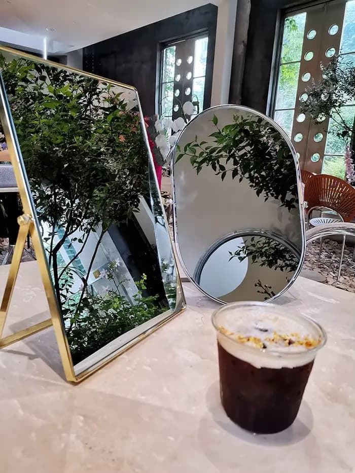 Miroir de maquillage rotatif en métal