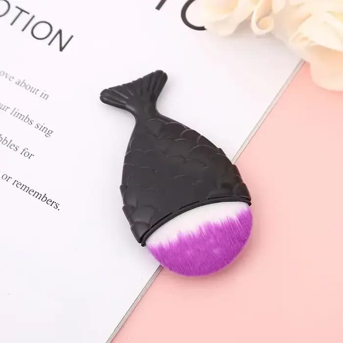Brosse à ongles colorée en forme de queue de poisson