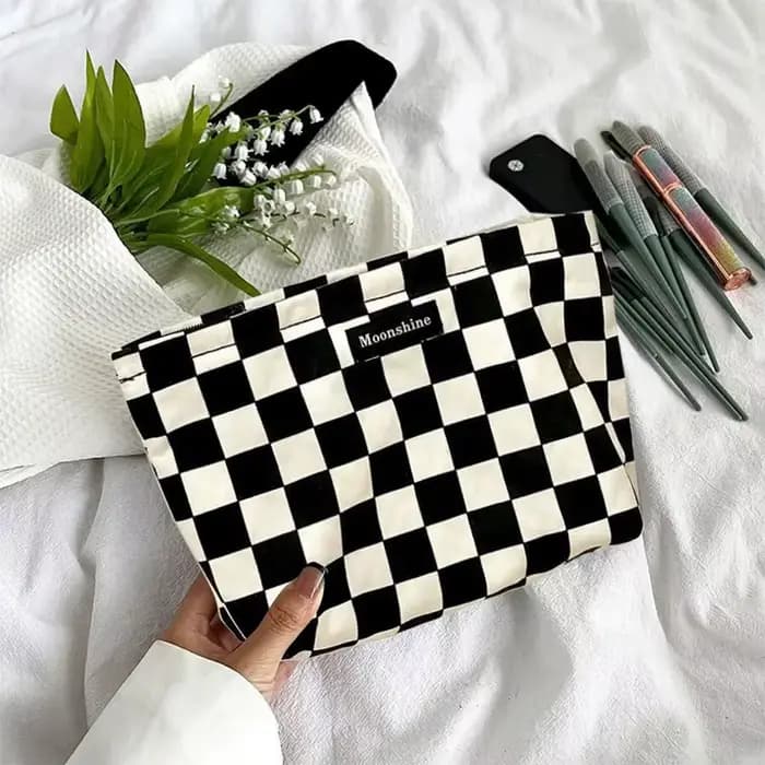 Sac à cosmétiques à carreaux noir et blanc