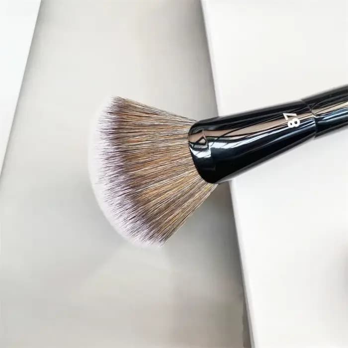 PRO – brosse en éventail à reflets noirs