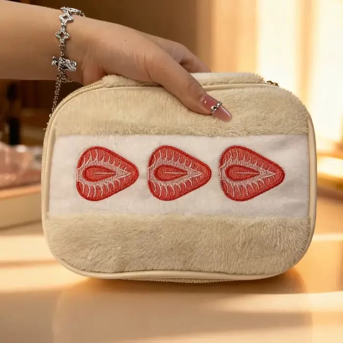 Trousse de maquillage en peluche de fraise