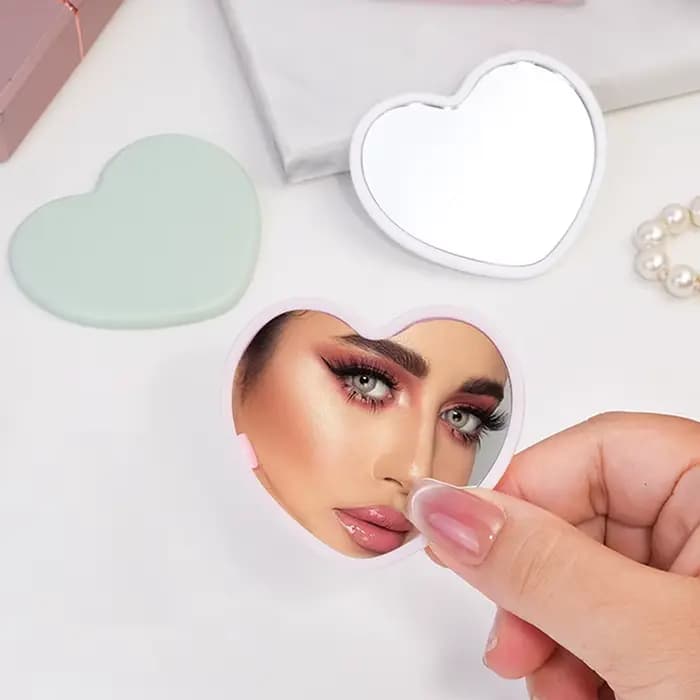 Miroir de maquillage en forme d'amour