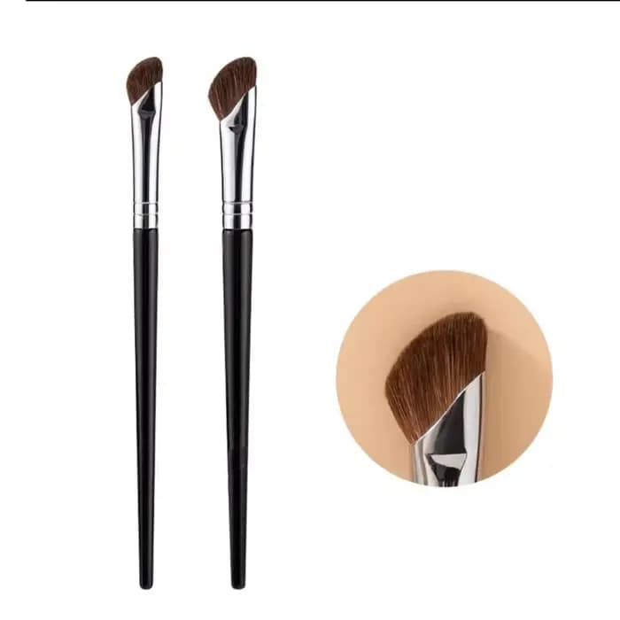 Pinceau de maquillage pour les cernes et les poches