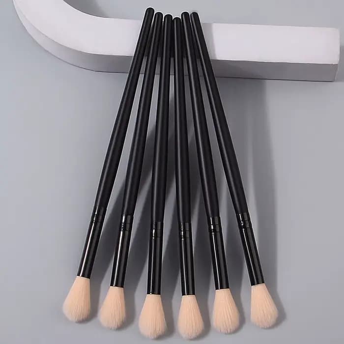 Ensemble de pinceaux de maquillage couleur champagne : pinceau surligneur flamme