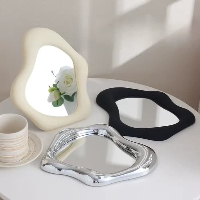 Miroir de maquillage décoratif en argent