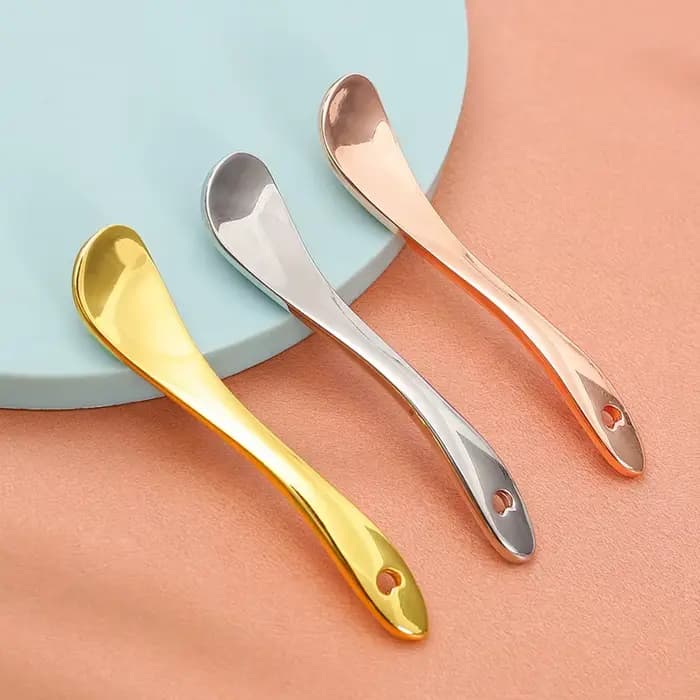 Spatule cosmétique en métal