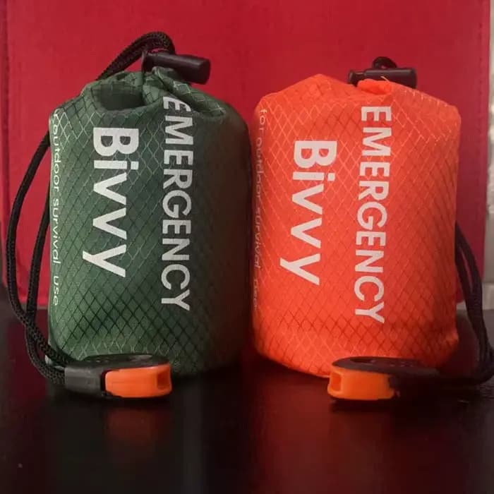 Sac de couchage d'urgence, couverture de survie, sac de bivouac thermique en Mylar, abri léger, imperméable et portable pour le camping et la randonnée