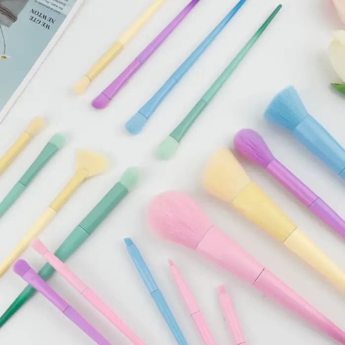 17 pinceaux de maquillage multicolores