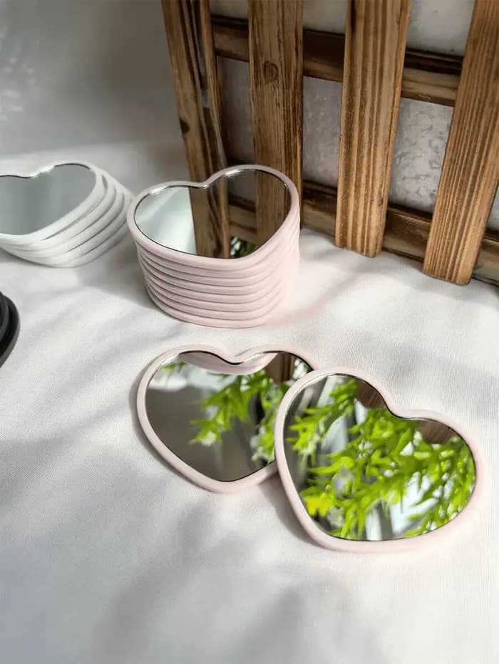 12 mini-miroirs en forme de cœur