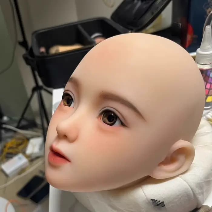 Maquilleur novice copie spéciale peinture pratique d'introduction scène maquillage tête factice même imitation silicone
