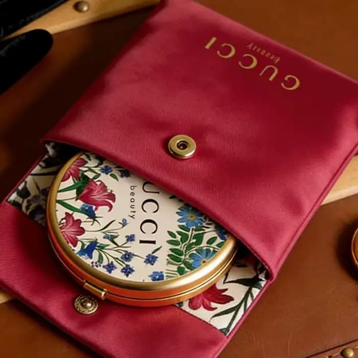 Sac Gucci Gucci avec motif floral classique, miroir de poche compact portable pour retoucher le maquillage, facile à ranger dans le sac, luxe et mode.