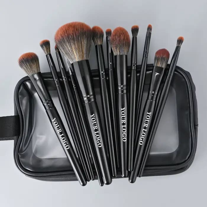Ensemble de pinceaux de maquillage professionnels végétaliens noirs