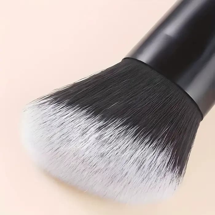 1 pinceau coudé pour blush et contour
