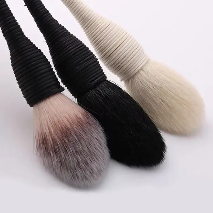 Pinceaux de maquillage plats en rotin et laine de chèvre