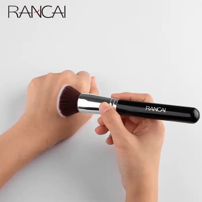 Pinceau fond de teint Kabuki noir plat
