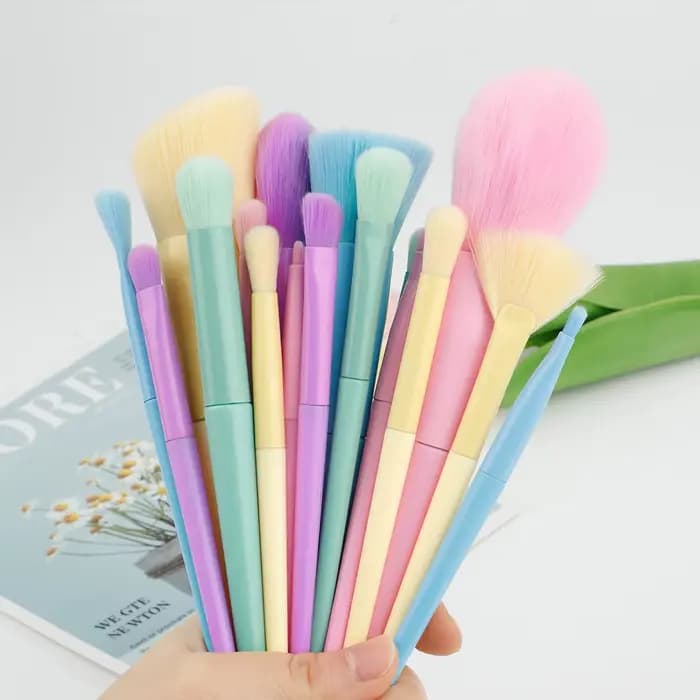 17 pinceaux de maquillage multicolores