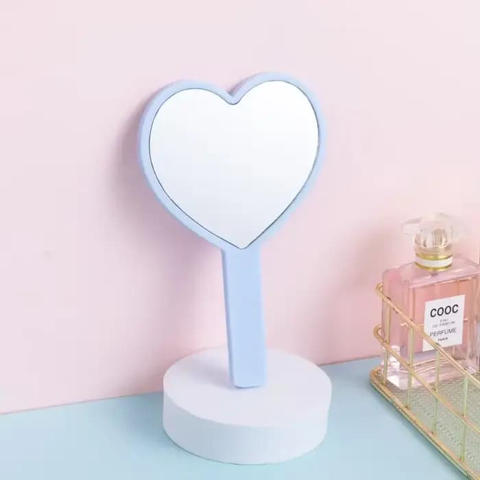 Miroir à poignée en forme de cœur de cerise, main dans la main avec un miroir à transporter, petit m