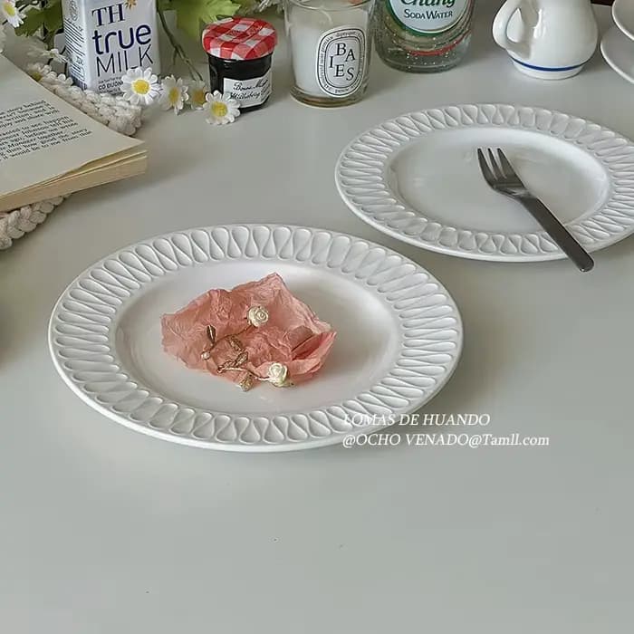 Assiette en Relief blanche française, plat plat occidental haut de gamme pour Restaurant, assiette de service domestique Simple, vaisselle à Dessert solide de Style Ins