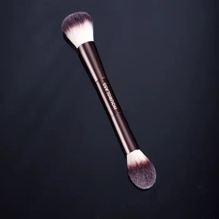 HOURGLASS Pinceau de maquillage professionnel double tête - Kabuki à dessus plat 2 en 1 pour fond de teint liquide
