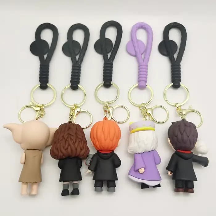 Adorable poupée de style magicien de dessin animé – un porte-clés, un breloque de sac et un accessoire cadeau élégants et raffinés, parfaits pour les clés de voiture des couples.