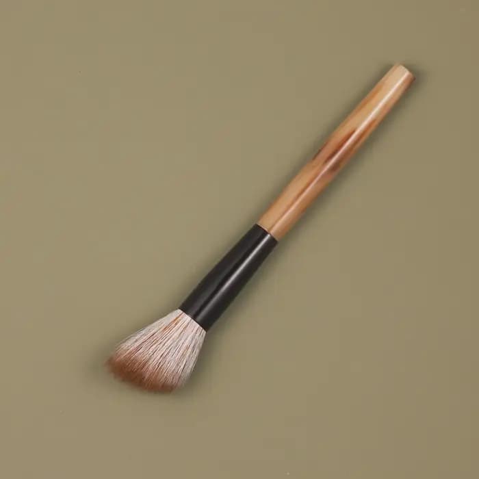 Pinceau de maquillage artisanal en poils de chèvre Kolinsky