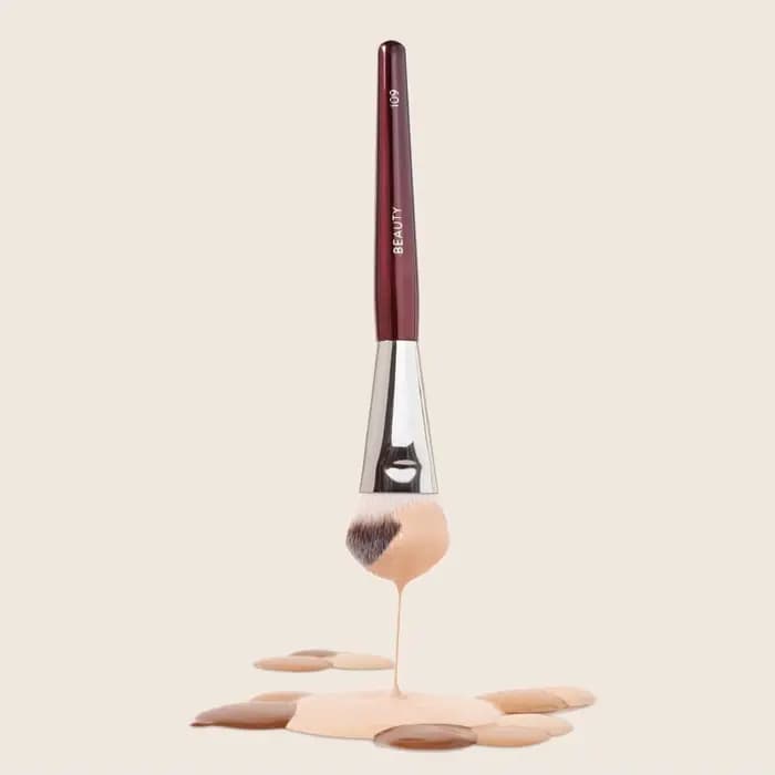 Mini pinceau de maquillage CONTOURED FOUNDATION 109