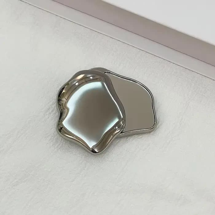 Miroir de maquillage portatif en forme de coeur