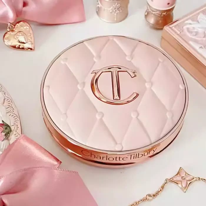 Charlotte Tilbury CT Base Makeup Cushion By The Pillow Correcteur longue tenue