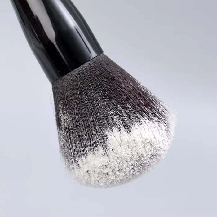 Grand pinceau de maquillage noir