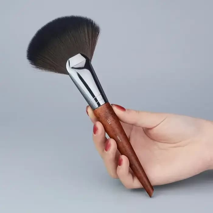 Grand fond de teint fard à joues brosse