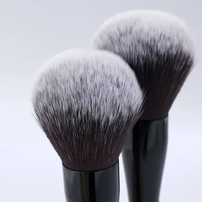 Grand pinceau de maquillage noir