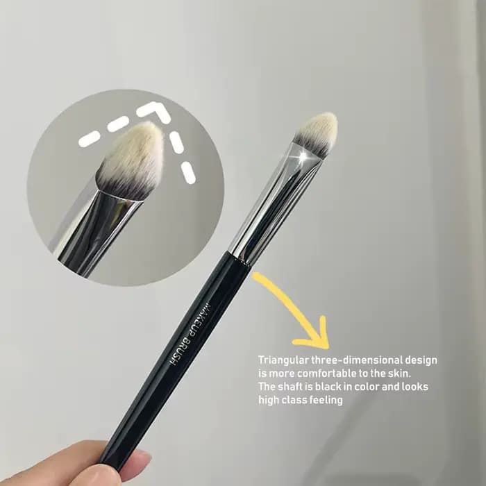 Triangle biseauté correcteur brosse cernes taches d'acné