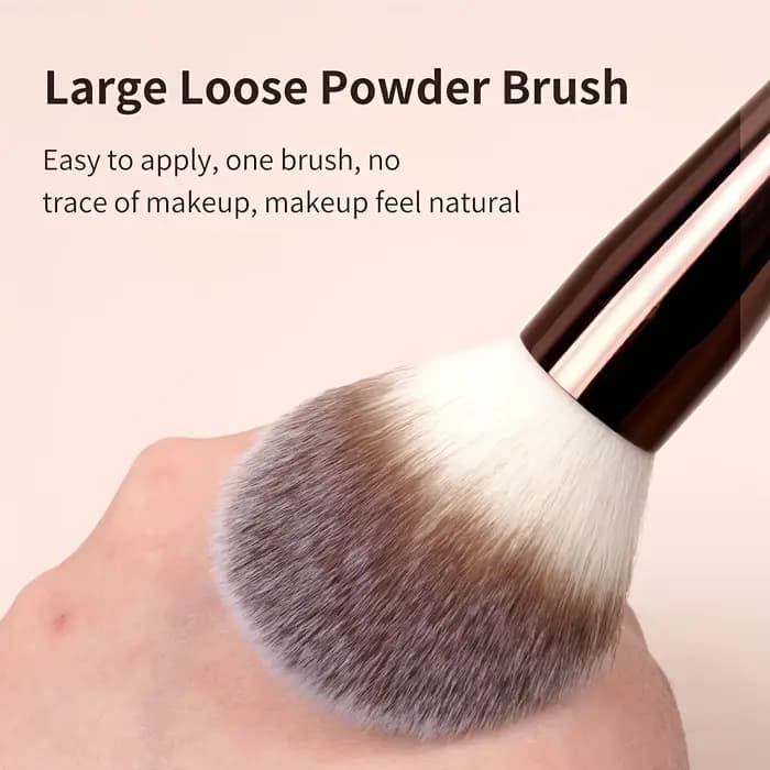 Un ensemble de 4 pinceaux de maquillage comprenant un pinceau pour le fond de teint