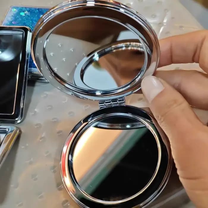 Miroir compact à paillettes liquides