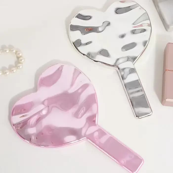 1 pièce Miroir de maquillage portable en forme de cœur avec poignée pour femme