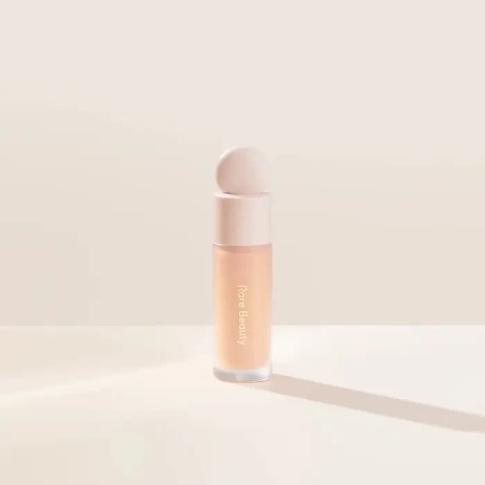 Fond de teint liquide soyeux Rare Beauty pour le visage