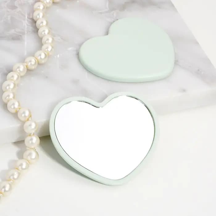 Miroir de maquillage en forme d'amour