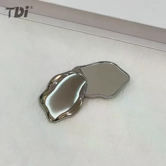 Miroir de maquillage portatif en forme de coeur