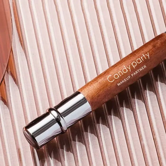 Pinceau applicateur avec capuchon de protection pour femme