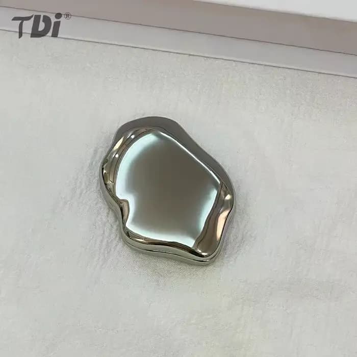 Miroir de maquillage portatif en forme de coeur