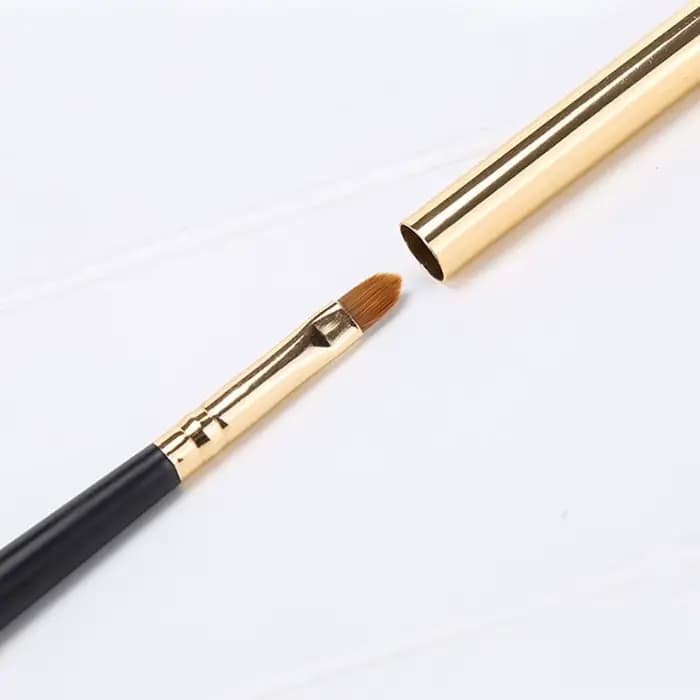 Pinceau applicateur avec capuchon de protection pour femme