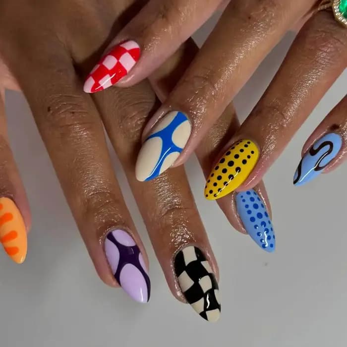24 faux ongles en amande mi-longs avec motif à carreaux coloré