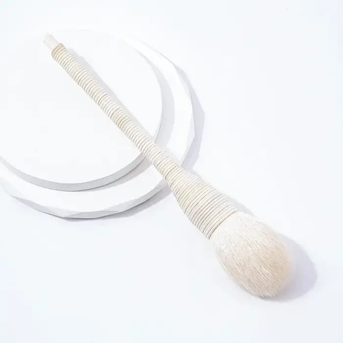 Pinceaux de maquillage plats en rotin et laine de chèvre