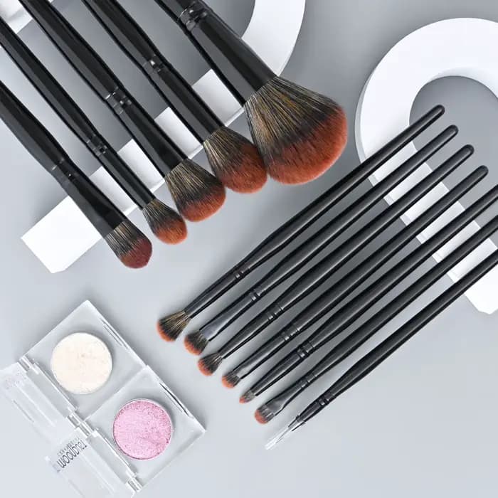 Ensemble de pinceaux de maquillage professionnels végétaliens noirs