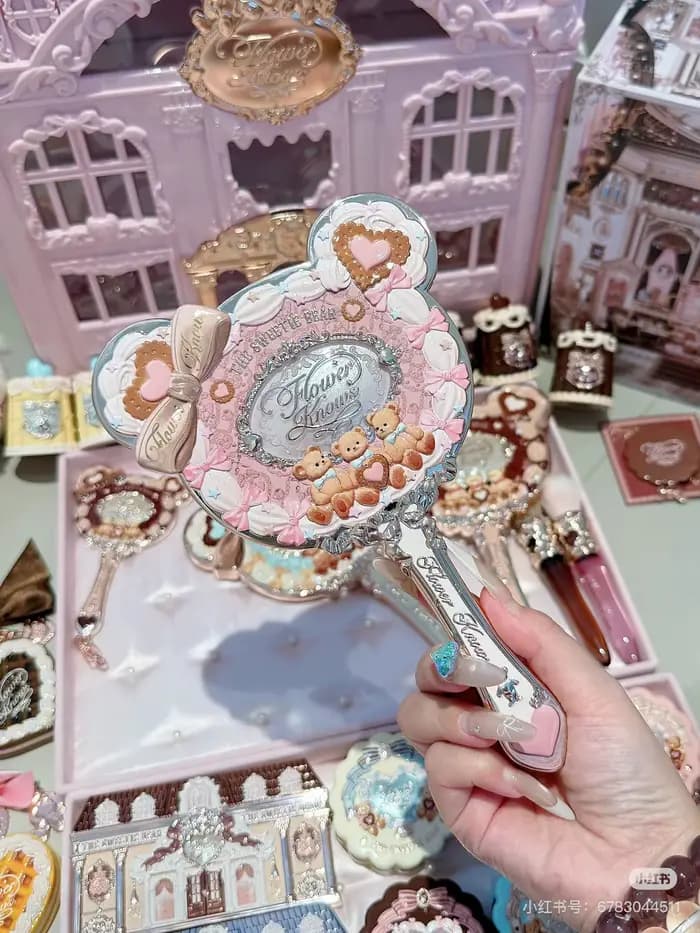 Mini miroir de maquillage haute définition en forme d'ours mignon avec un design adorable, compact e