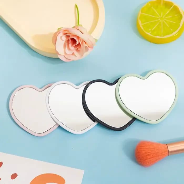 Miroir portable en forme de cœur à une face