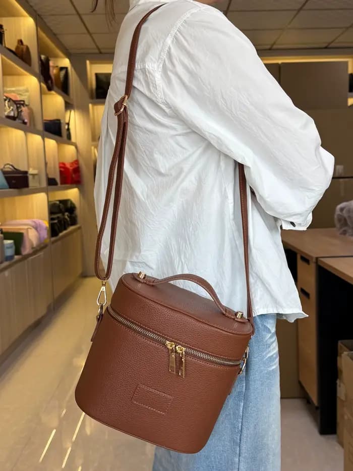 Pochette cosmétique en cuir personnalisable avec grand volume